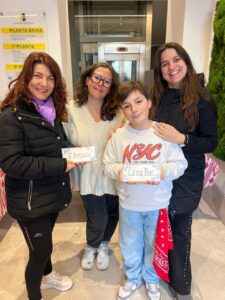 Grupo de personas sosteniendo placas del proyecto Consell Floreix