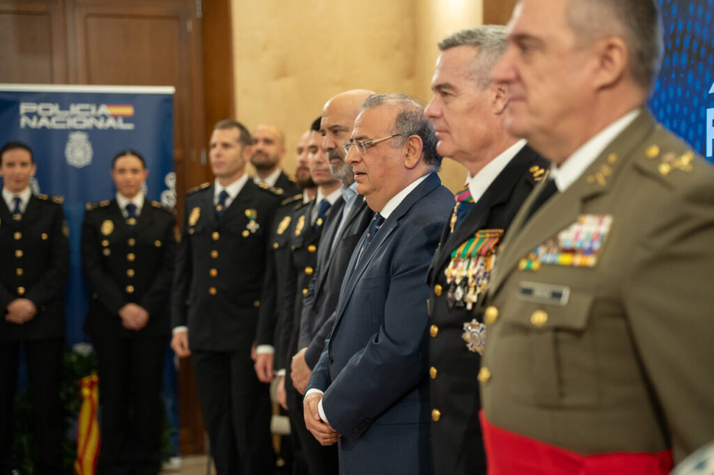 Ceremonia del 202 aniversario de la Polic&iacute;a Nacional con asistentes en uniforme.