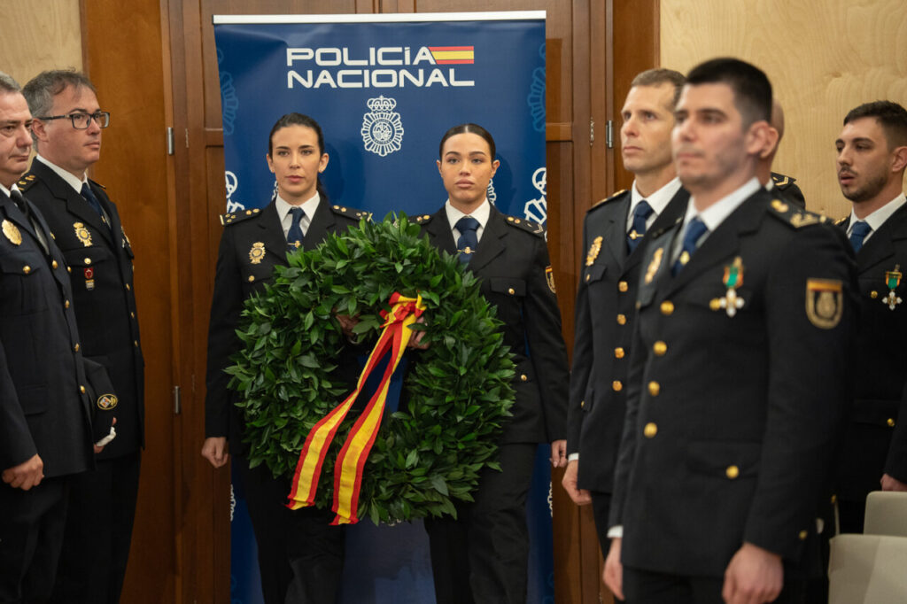 Ceremonia del 202 aniversario de la Polic&iacute;a Nacional con ofrenda floral