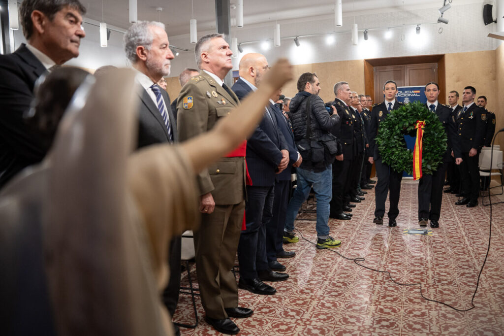 Ceremonia del 202 aniversario de la Polic&iacute;a Nacional con asistentes y ofrenda floral.