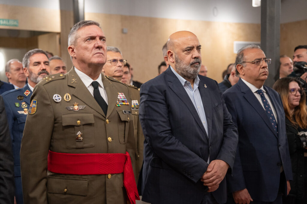 Asistentes al 202 aniversario de la Polic&iacute;a Nacional en un evento formal.