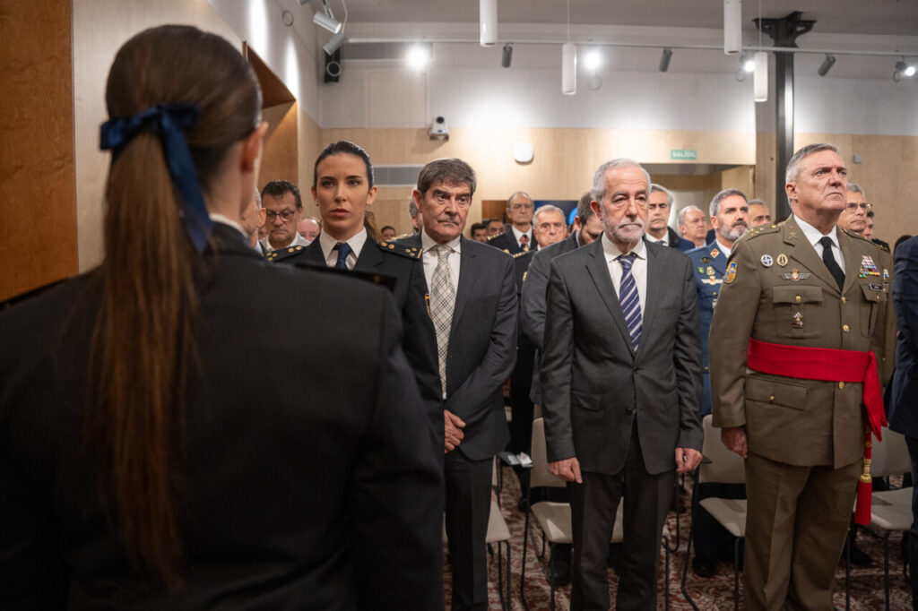Ceremonia del 202 aniversario de la Polic&iacute;a Nacional con asistentes en uniforme.