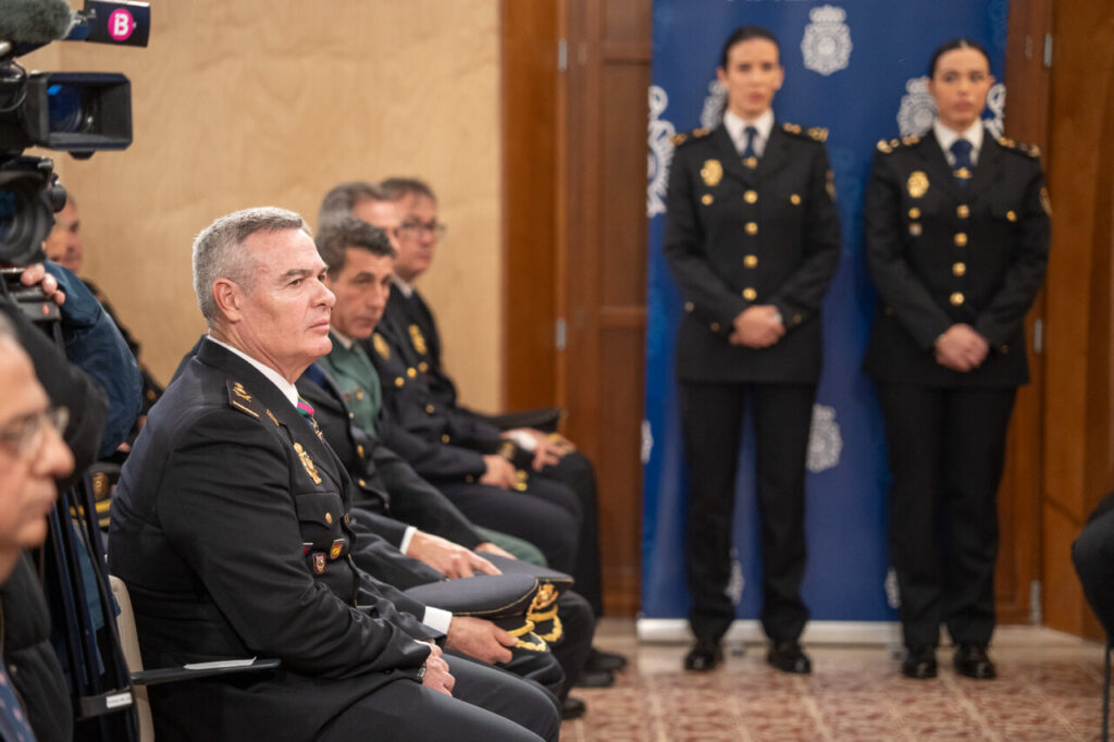Ceremonia del 202 aniversario de la Polic&iacute;a Nacional con asistentes en uniforme.
