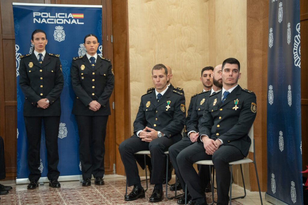 Ceremonia del 202 aniversario de la Polic&iacute;a Nacional con oficiales en uniforme.