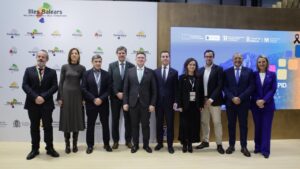 Presentaci&oacute;n de la Plataforma Inteligente de Destinos en Fitur con autoridades y representantes del sector tur&iacute;stico.