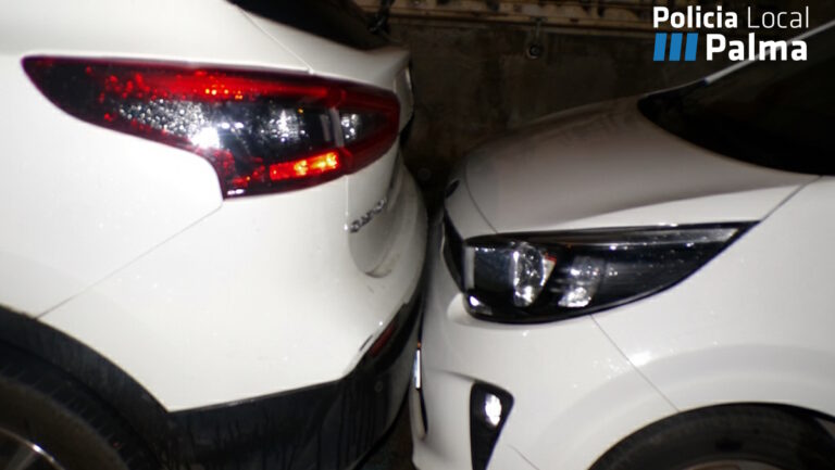 Un conductor borracho se estampa contra cuatro coches y pega a los agentes mientras le detenían