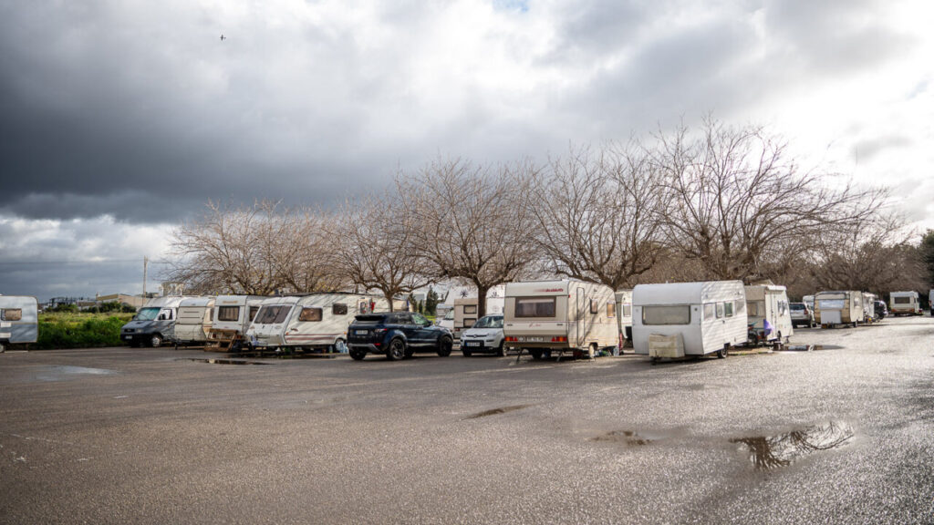 Vista de un campamento de caravanistas con vehículos y árboles