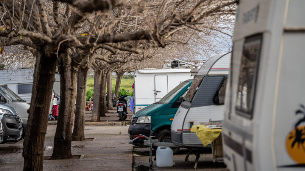 Vista de un campamento de caravanistas con árboles y caravanas