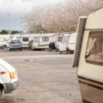 Vista de un campamento de caravanistas con varias caravanas estacionadas.