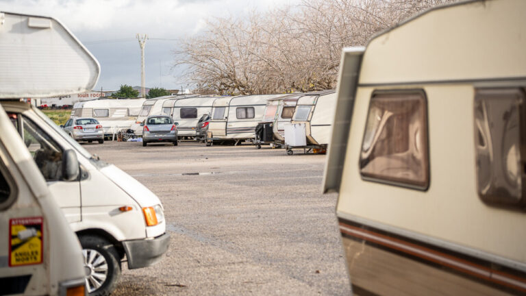 Vista de un campamento de caravanistas con varias caravanas estacionadas.