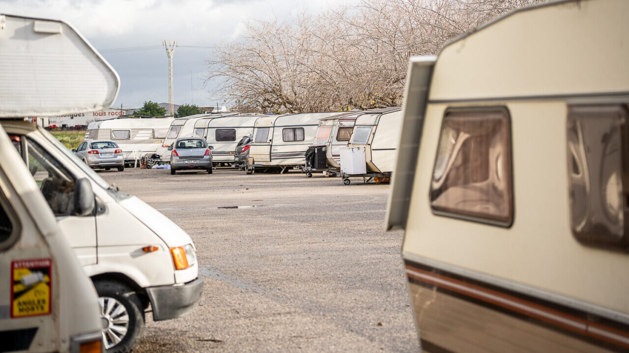 Vista de un campamento de caravanistas con varias caravanas estacionadas.