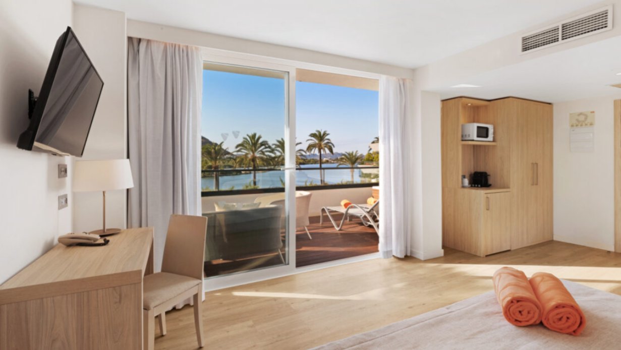 Vista interior de una habitaci&oacute;n del hotel VIVA Eden Lago en Alcudia