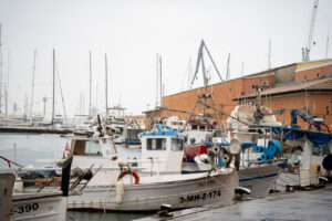 Barcos de pesca en un puerto bajo la lluvia