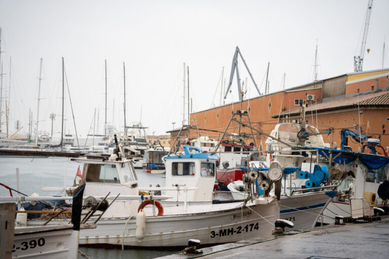Barcos de pesca en un puerto bajo la lluvia
