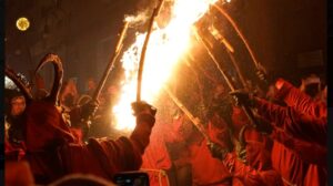 Participantes en el correfoc sosteniendo antorchas encendidas en Palma