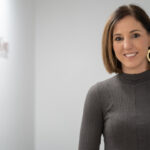 Antonia Roca sonriendo en un entorno profesional