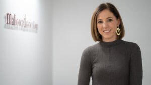 Antonia Roca sonriendo en un entorno profesional