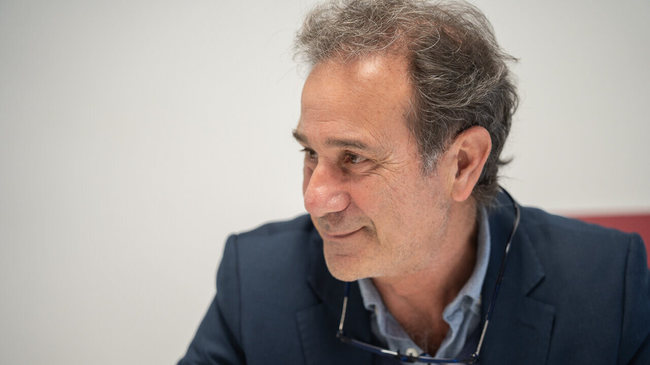 Retrato de Gonzalo Adán durante una entrevista sobre política en España