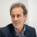 Retrato de Gonzalo Adán durante una entrevista sobre política en España.