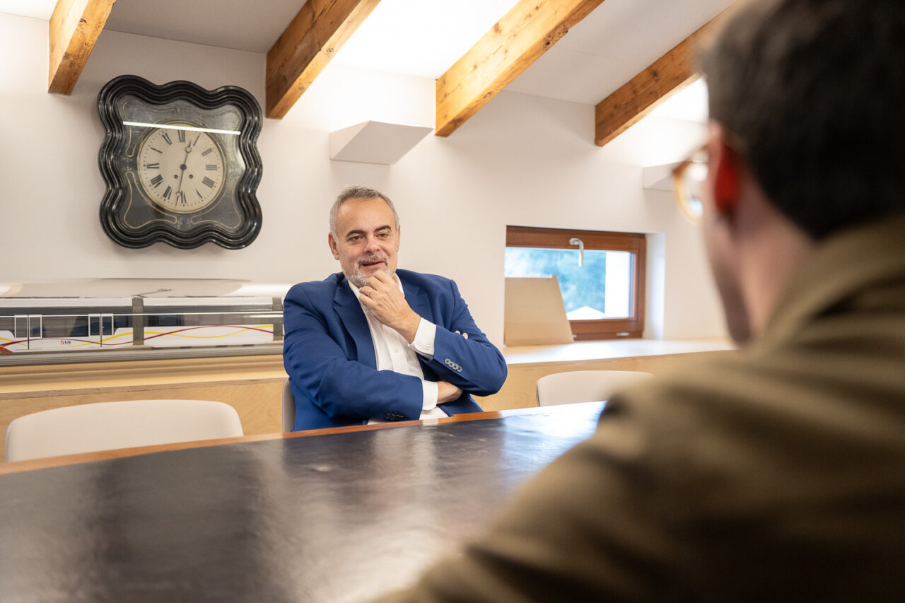 José Ramon Orta sentado en una mesa durante una entrevista