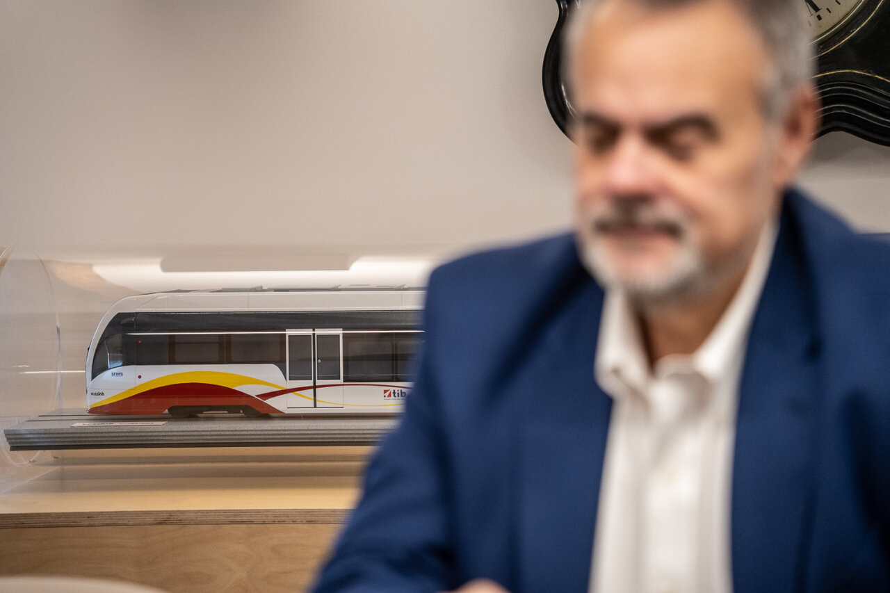 Modelo de tren en miniatura con un hombre desenfocado en primer plano