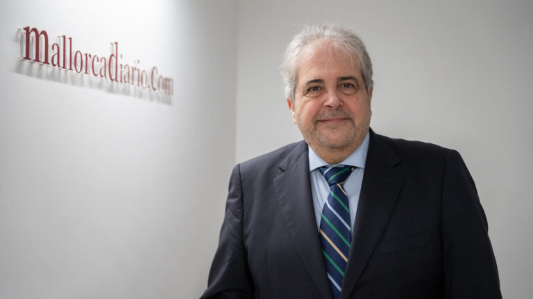 Rafael Bosch posando en la oficina de Mallorca Diario