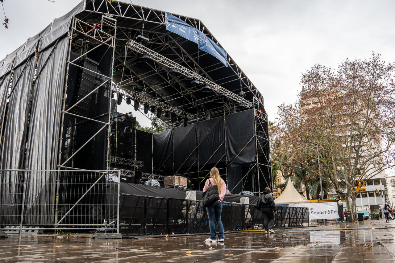 Escenario en la Plaza Espa&ntilde;a con personas observando