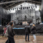 Escenario montado en la Plaza Espa&ntilde;a con personas observando