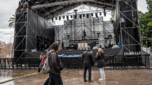 Escenario montado en la Plaza Espa&ntilde;a con personas observando