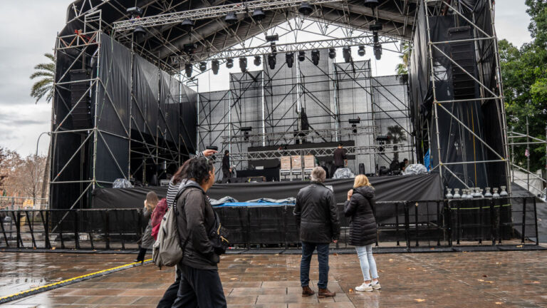 Escenario montado en la Plaza Espa&ntilde;a con personas observando