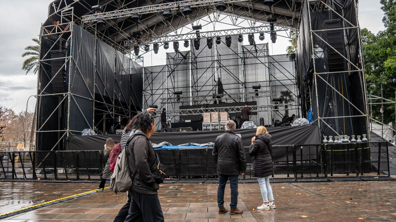 Escenario montado en la Plaza Espa&ntilde;a con personas observando