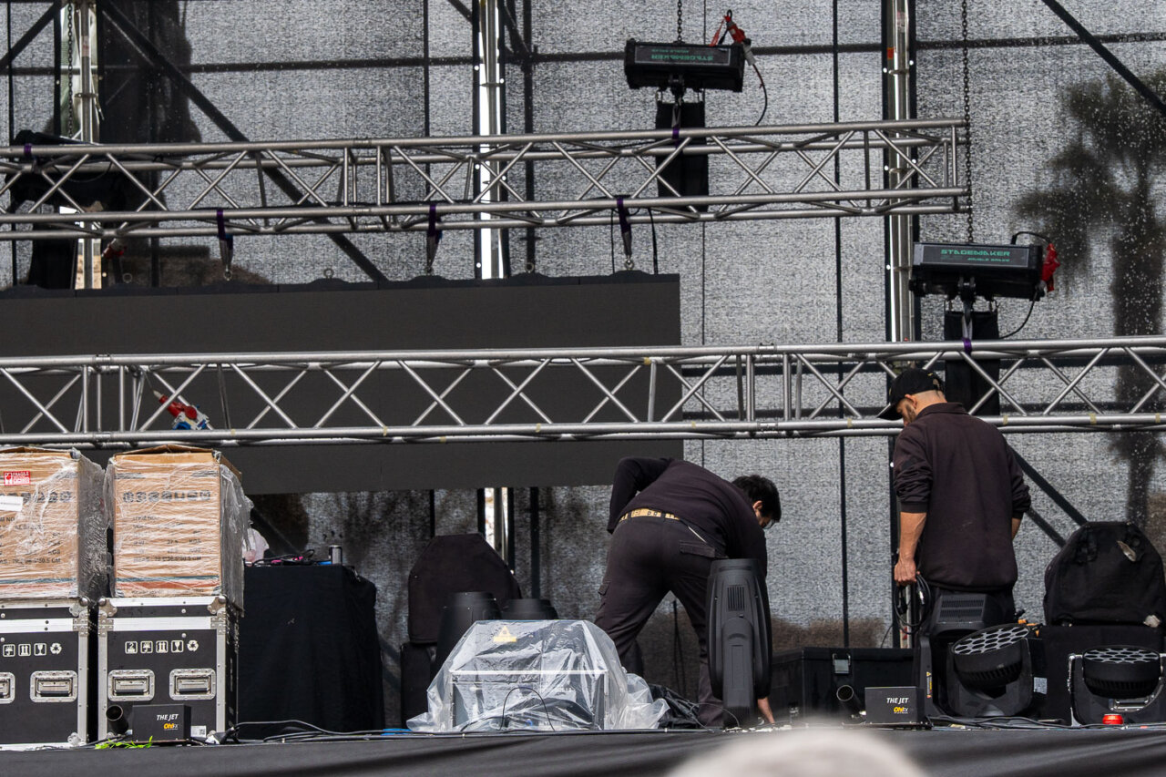 T&eacute;cnicos preparando el escenario en Plaza Espa&ntilde;a para un evento