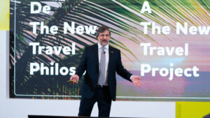 Presentaci&oacute;n de World2Meet en Fitur 2026 con un ponente en el escenario