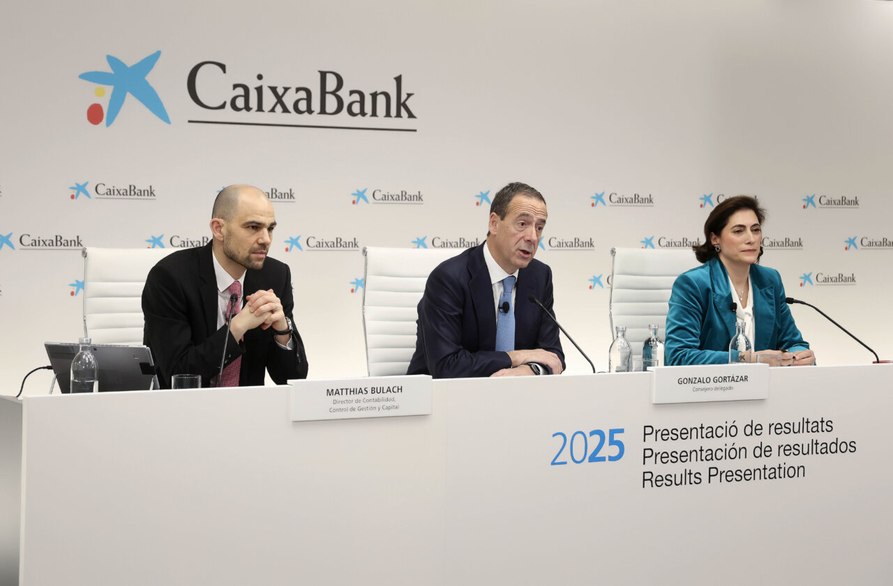 Presentaci&oacute;n de resultados anuales de CaixaBank en 2025 con tres ponentes