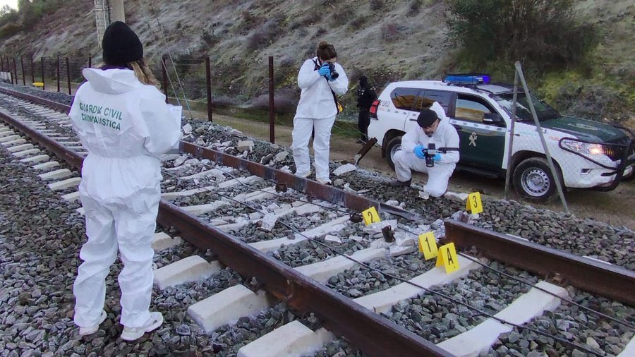 Investigadores en la escena del descarrilamiento del tren de Iryo en C&oacute;rdoba