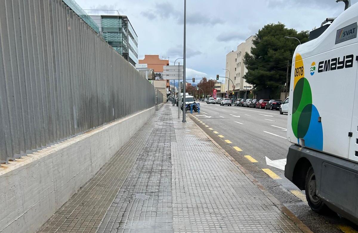 Cami&oacute;n de limpieza de Emaya en una calle de Palma tras la limpieza