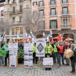 Manifestaci&oacute;n de polic&iacute;as locales en Palma con pancartas y banderas