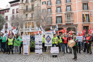 Manifestaci&oacute;n de polic&iacute;as locales en Palma con pancartas y banderas