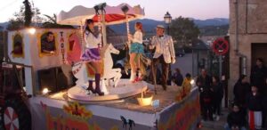 Carroza del Carnaval de Marratx&iacute; con bailarinas y decoraci&oacute;n festiva