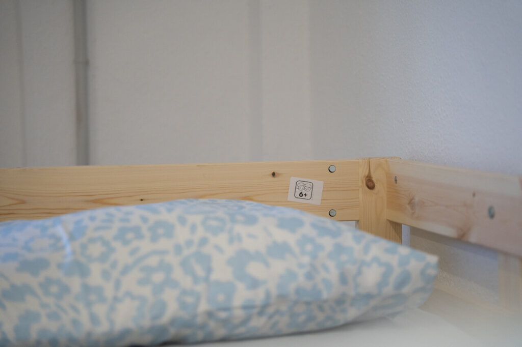 Cama con almohada en un espacio de acogida para migrantes