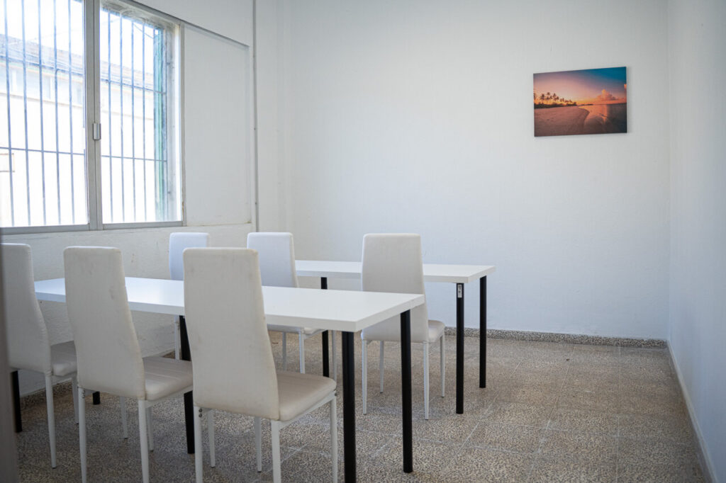 Sala de acogida con mesas y sillas en Son Tous