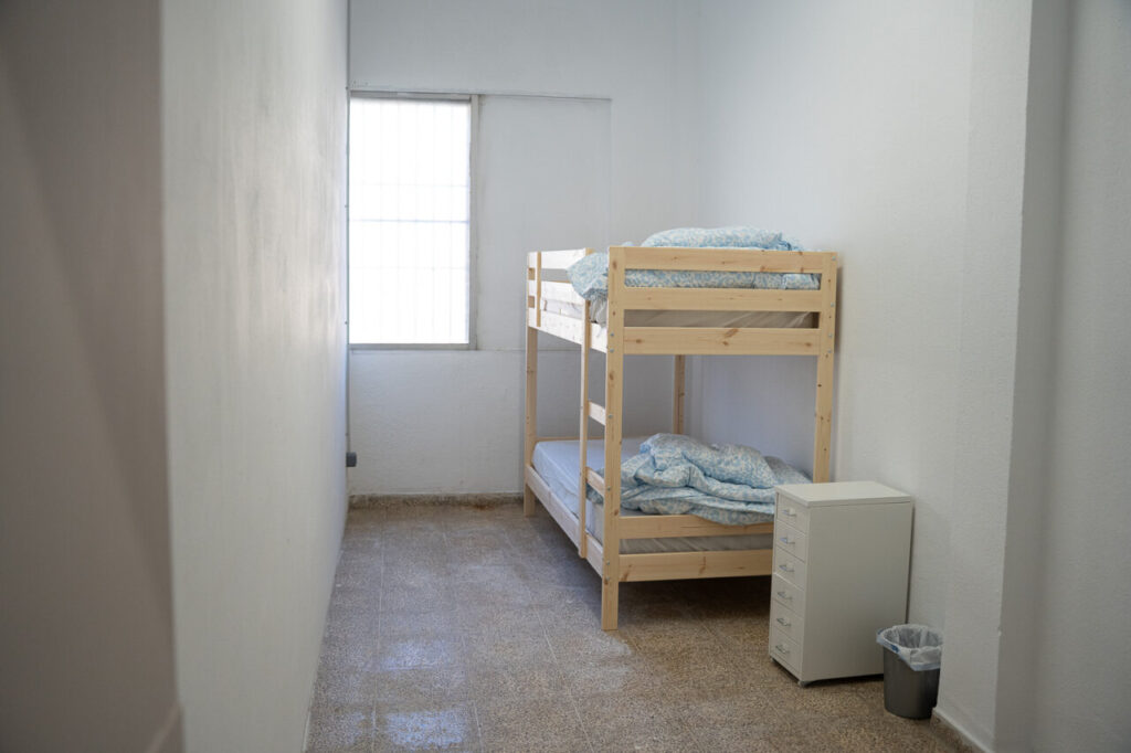 Habitaci&oacute;n con literas y mobiliario b&aacute;sico para migrantes en Son Tous