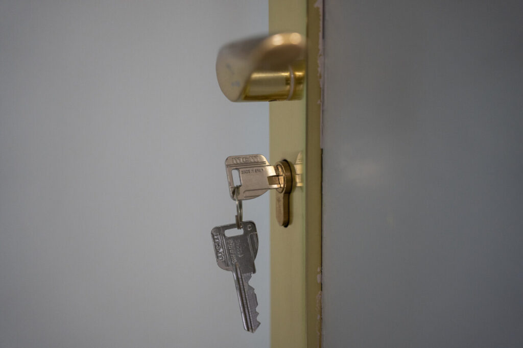 Llave colgando de una cerradura en una puerta