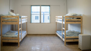 Habitaci&oacute;n con literas para personas migrantes en Son Tous