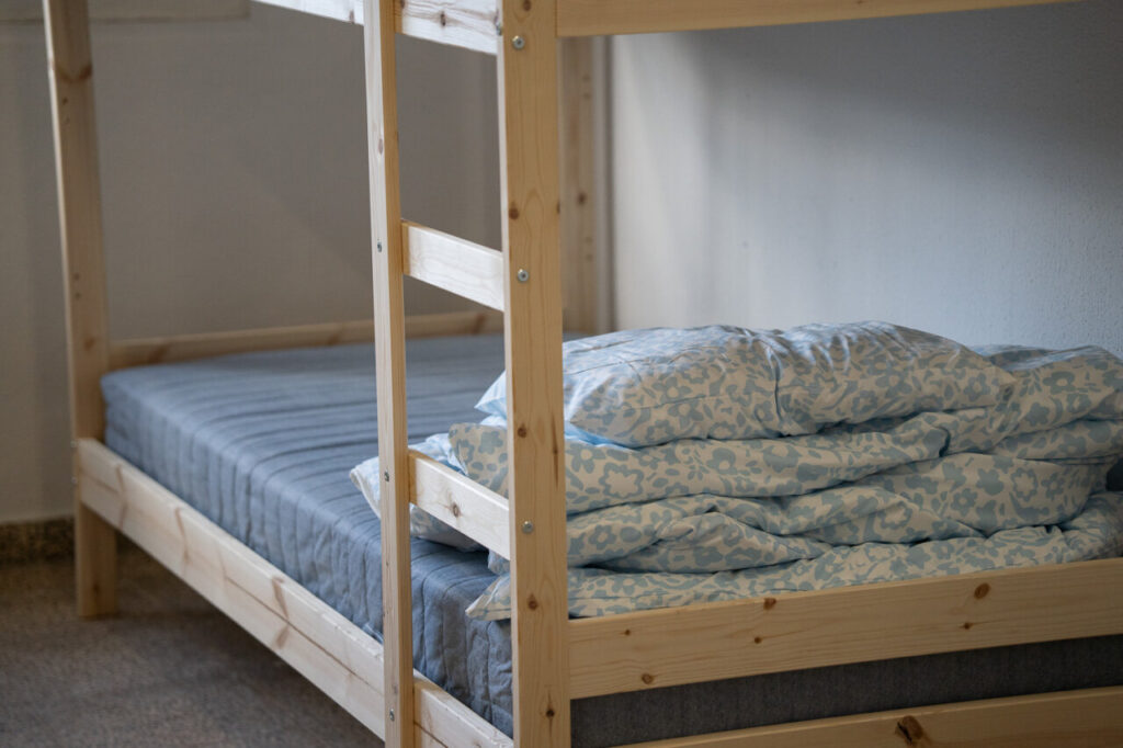 Camas y s&aacute;banas en un refugio para migrantes en Son Tous