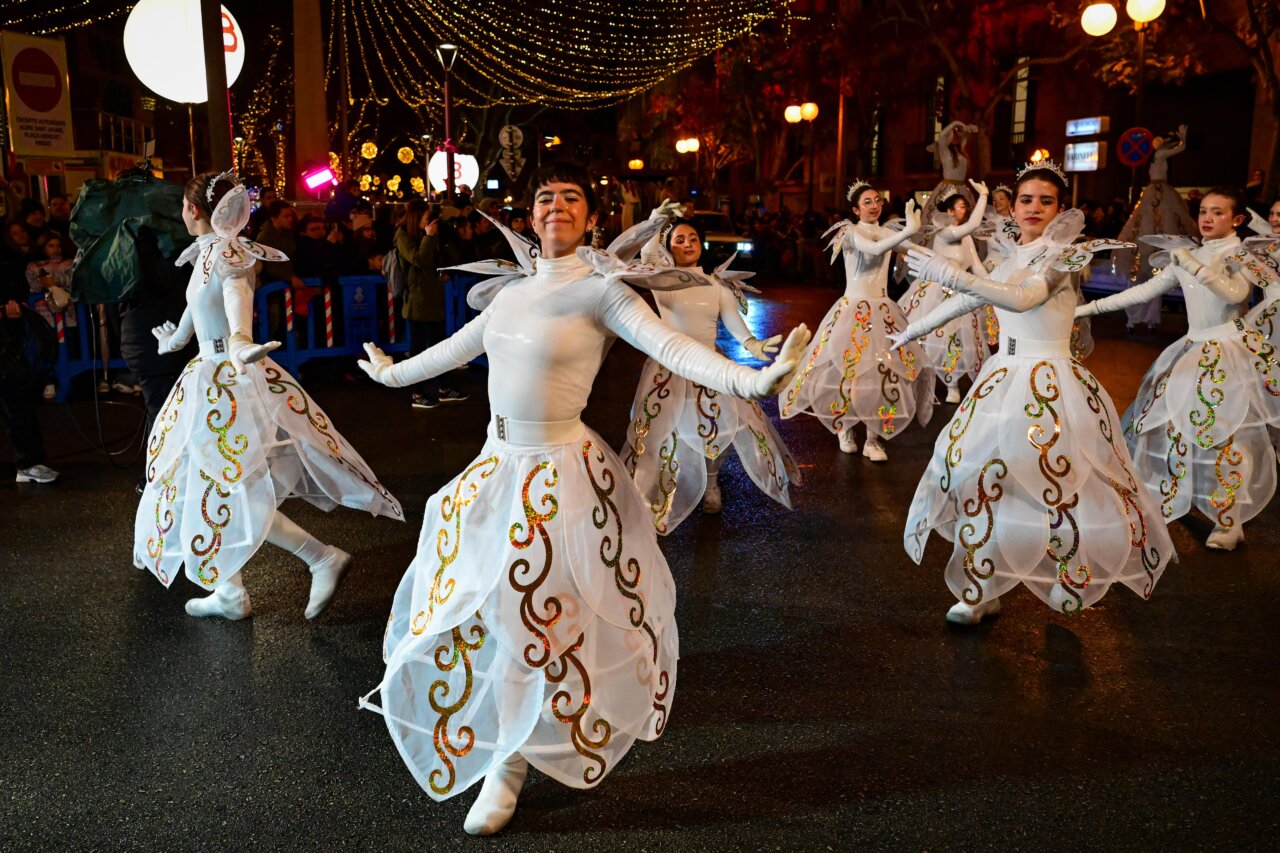 Bailarinas en la Cabalgata de los Reyes Magos en Palma