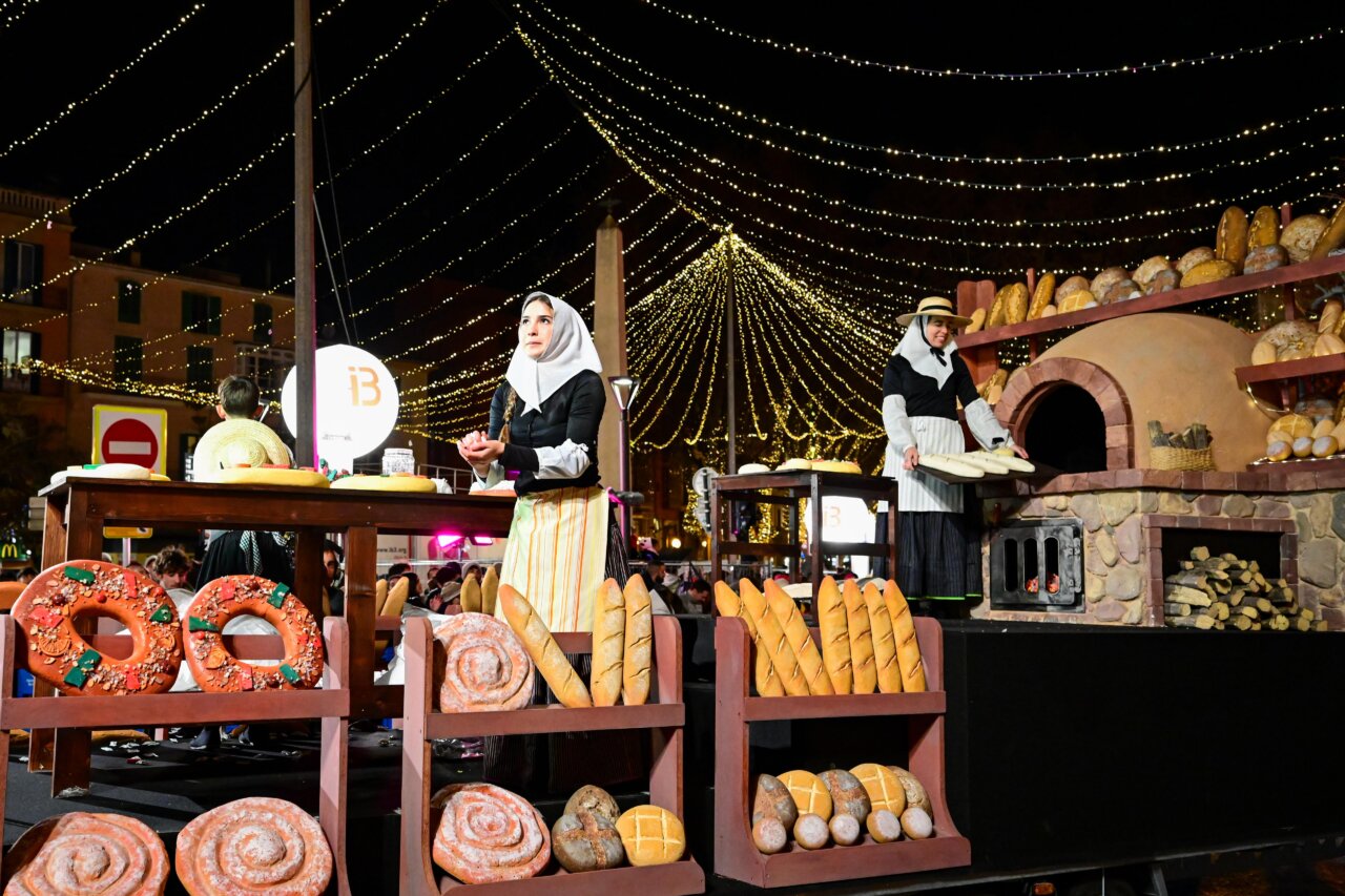 Participantes en la Cabalgata de Reyes Magos en Palma con panadería tradicional