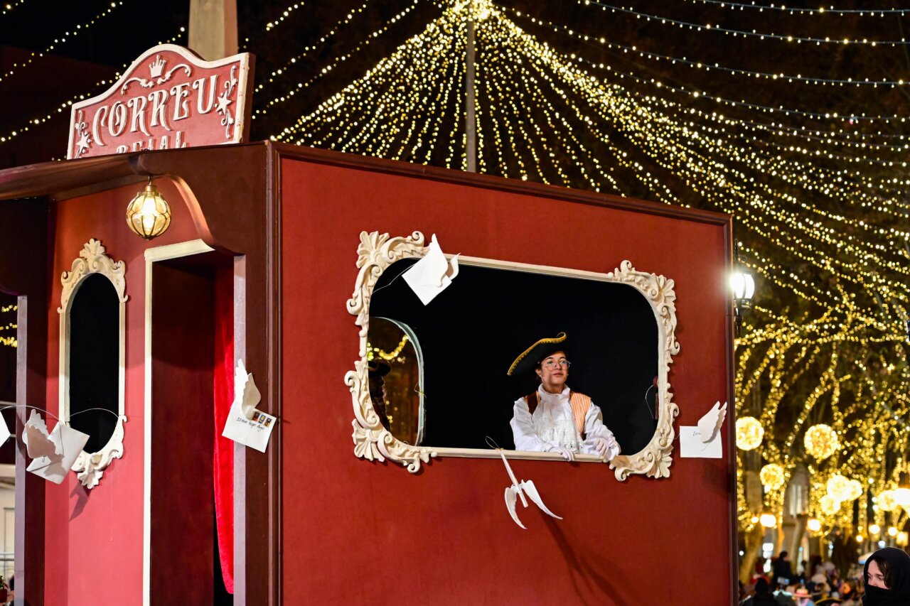 Personaje en carroza de la Cabalgata de Reyes Magos en Palma