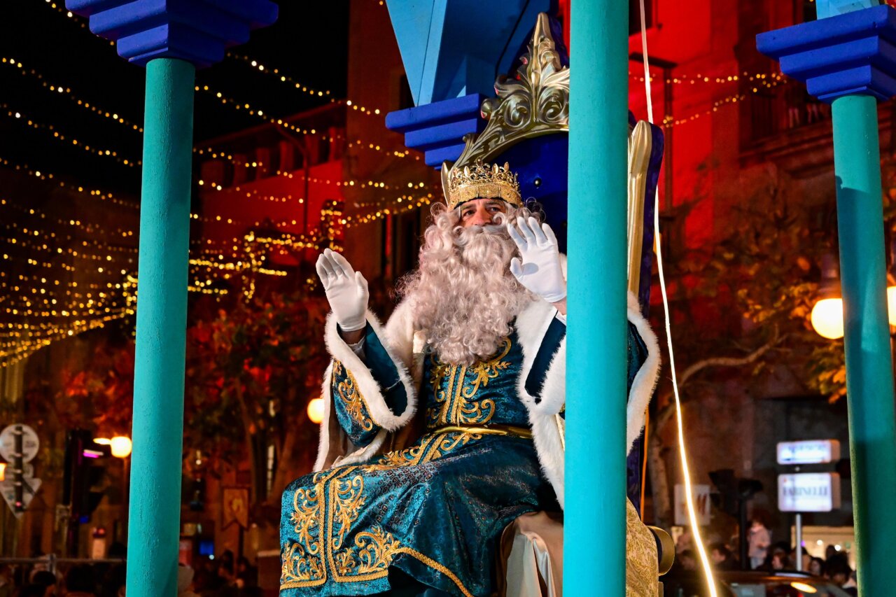 Rey Mago saludando durante la Cabalgata en Palma