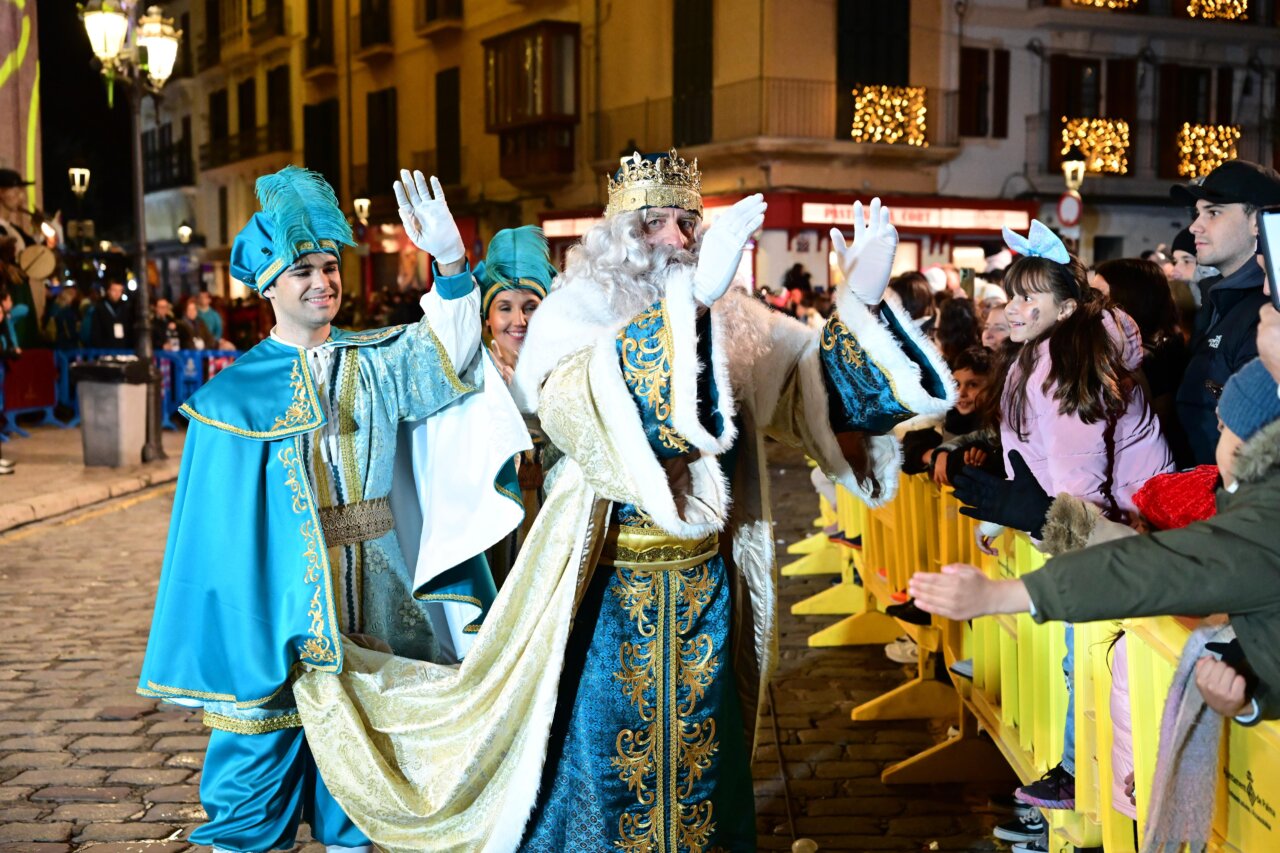 Reyes Magos saludando a la multitud durante la Cabalgata en Palma
